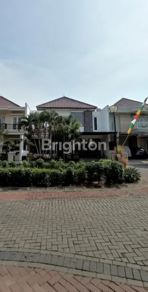 RUMAH 2 LANTAI SIAP HUNI LOKASI STRATEGIS DEKAT PAKUWON CITY GALAXY MALL MANYAR KLAMPIS DHARMAHUSADA MERR KERTAJAYA ITS UNAIR