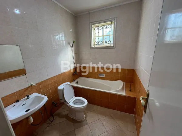 image RUMAH MEWAH 2 LANTAI BEVERLY HILLS BALIKPAPAN - SHM, SEMI FURNISHED (6)