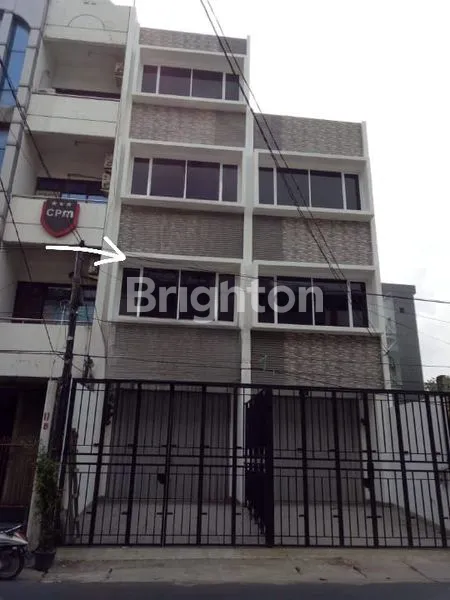 RUKO 4 LANTAI BANGUNAN BARU COCOK UNTUK KANTOR + HUNIAN DAERAH STRATEGIS JAKARTA PUSAT