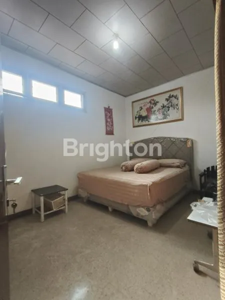 image RUMAH 3½ LANTAI DI JALAN DHOHO – PUSAT PERTOKOAN KEDIRI KOTA (5)