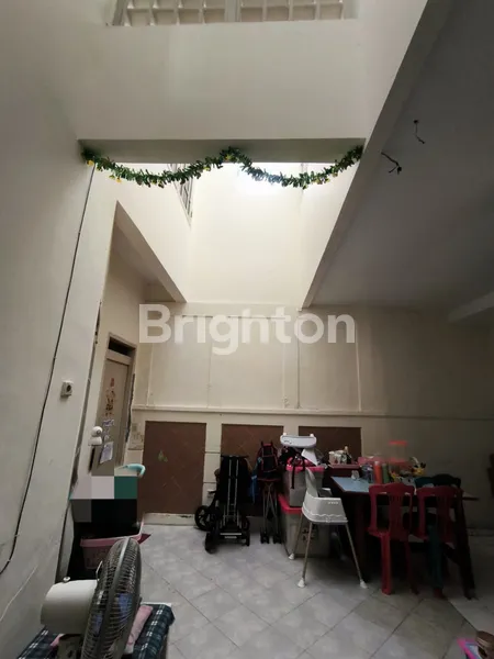 image RUMAH BARUK BARAT MINIMALIS SIAP HUNI LOKASI STRATEGIS DEKAT MERR (2)