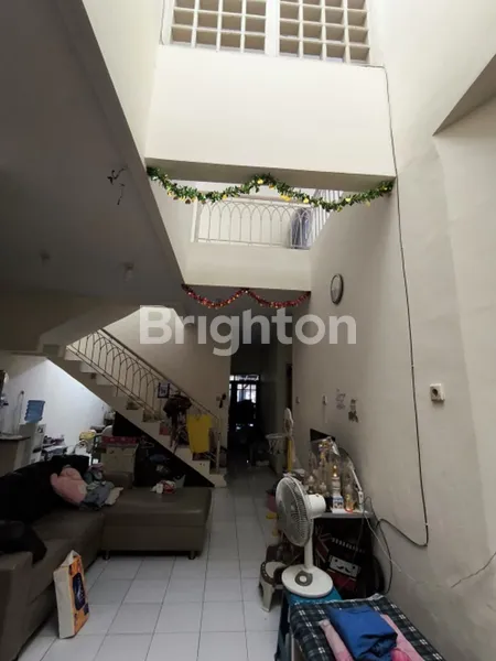 image RUMAH BARUK BARAT MINIMALIS SIAP HUNI LOKASI STRATEGIS DEKAT MERR (3)