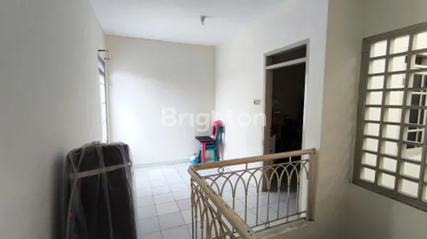 image RUMAH BARUK BARAT MINIMALIS SIAP HUNI LOKASI STRATEGIS DEKAT MERR (4)