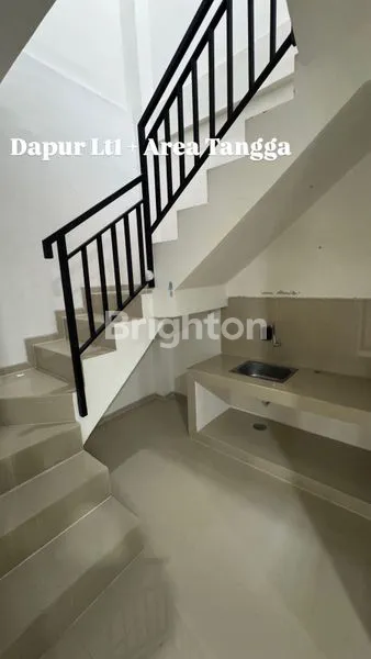 image RUMAH HOOK, FULL FURNISH 2 LANTAI, LOKASI DEKAT PAKUWON CITY, SURABAYA TIMUR (2)