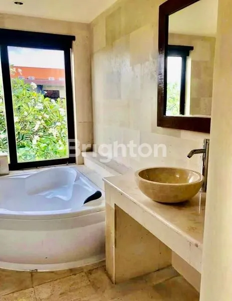 image RUMAH CANTIK 2 LANTAI CANGGU DI JUAL (1)