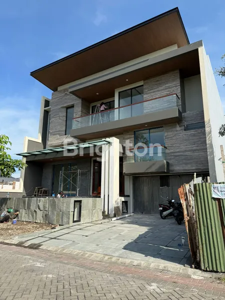 image RUMAH BARU NEWGRESS FAVORIT DI PAKUWON INDAH CLUSTER LISBON SURABAYA BARAT JAWA TIMUR. DEKAT LANDMARC, CITRALAND, PTC, GRAHA FAMILY, WIYUNG, PINTU MASUK TOLL. (1)