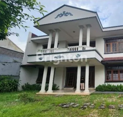 image RUMAH MEWAH SIAP HUNI ULUJAMI PESANGGRAHAN JAKARTA SELATAN (1)