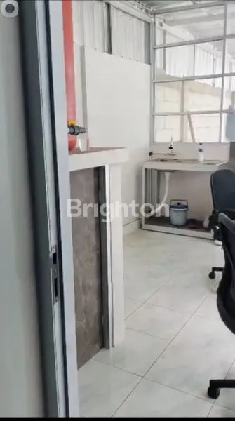 image DIJUAL BANGUNAN LUAS COCOK UNTUK DIJADIKAN WORKSHOP ATAU UNTUK GUDANG. (4)