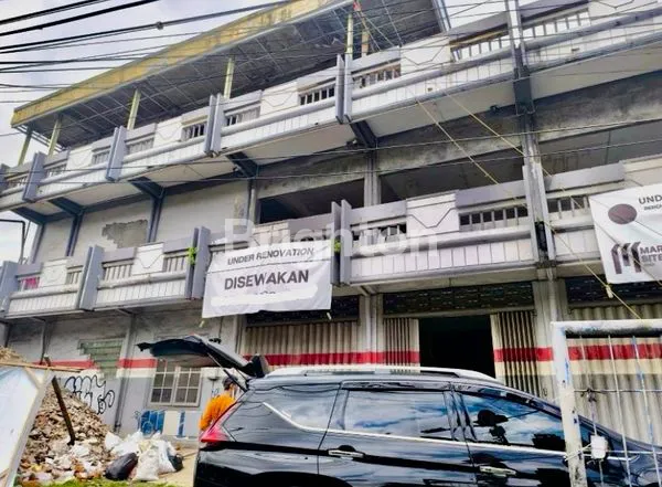 image RUKO DI PEREMPATAN LAMPU MERAH (1)