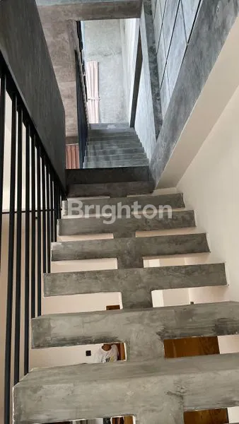 image RUMAH CANTIK MUNGIL 3 LANTAI DI KEROBOKAN – BANGUNAN KOKOH & FUNGSIONAL (3)