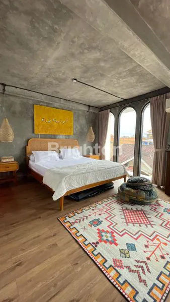 image RUMAH CANTIK MUNGIL 3 LANTAI DI KEROBOKAN – BANGUNAN KOKOH & FUNGSIONAL (4)