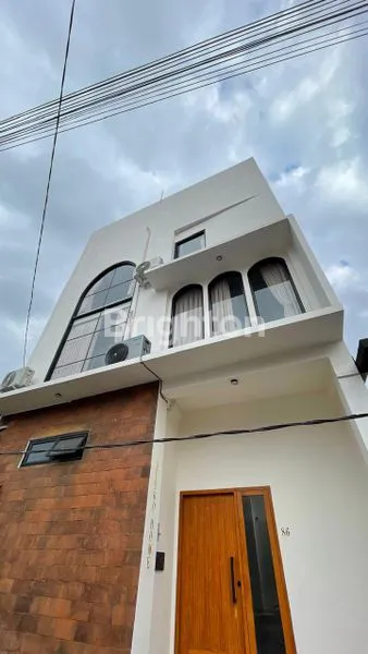 image RUMAH CANTIK MUNGIL 3 LANTAI DI KEROBOKAN – BANGUNAN KOKOH & FUNGSIONAL (1)