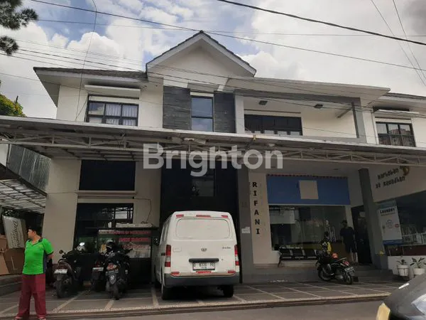 BANGUNAN 2 LANTAI STRATEGIS, SIAP PAKAI.COCOK UTK TEMPAT USAHA.