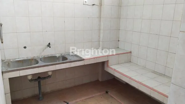 image DIJUAL RUKO MURAH LOKASI STRATEGIS DI AREA PASAR TERONG. SANGAT BAGUS UNTUK DAGANG APAPUN. LANTAI 2 DAN 3, SEBAGIAN BESAR DINDINGNYA SUDAH KERAMIK (5)