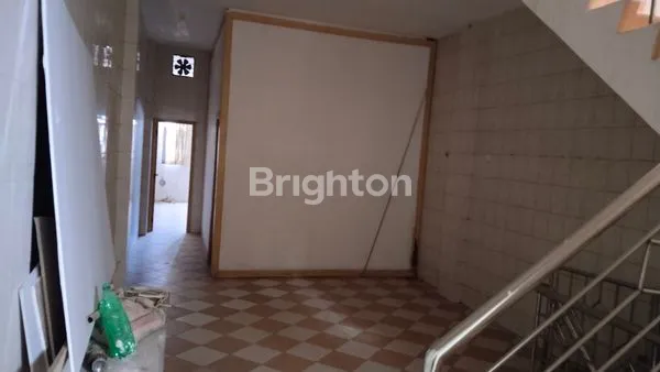 image DIJUAL RUKO MURAH LOKASI STRATEGIS DI AREA PASAR TERONG. SANGAT BAGUS UNTUK DAGANG APAPUN. LANTAI 2 DAN 3, SEBAGIAN BESAR DINDINGNYA SUDAH KERAMIK (3)