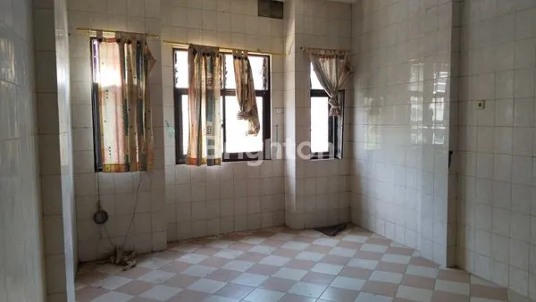 image DIJUAL RUKO MURAH LOKASI STRATEGIS DI AREA PASAR TERONG. SANGAT BAGUS UNTUK DAGANG APAPUN. LANTAI 2 DAN 3, SEBAGIAN BESAR DINDINGNYA SUDAH KERAMIK (7)