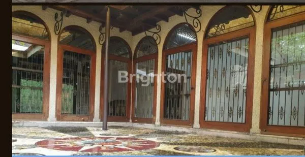 image DIJUAL RUMAH DESAIN SPANISH DI TAMAN JEMURSARI WONOCOLO SURABAYA (2)