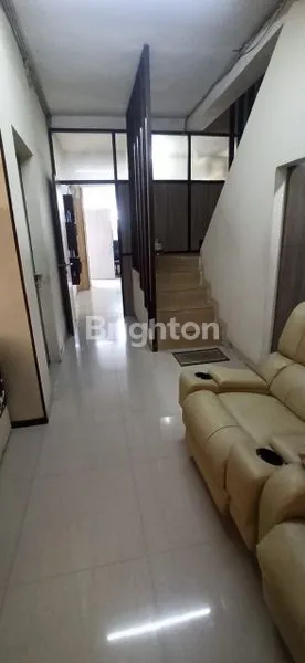 image RUMAH TINGGAL DUA SETENGAH LANTAI AKSES MUDAH KEMANA MANA  LOKASINYA SANGAT STRATEGIS GUNUNG SAHARI JAKARTA PUSAT (5)