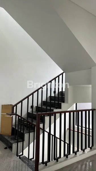 image RUMAH NEW CLUSTER DISTRICT NINE TIPE CLAYMORE DELUXE PLUS DI CITRALAND SURABAYA (3)