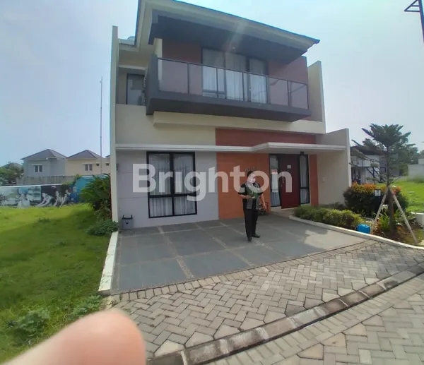 RUMAH MEWAH 2 LANTAI SIAP HUNI, HADAP SELATAN