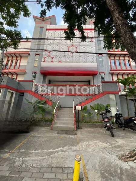 GEDUNG TENGAH KOTA SURABAYA