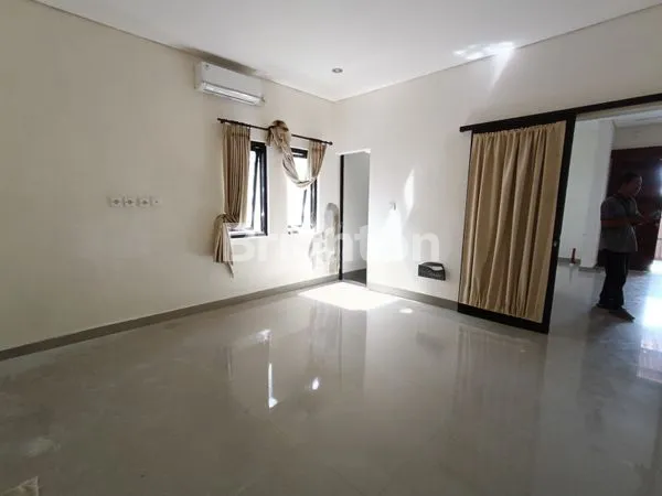 image RUMAH DISEWAKAN MENGHADAP TIMUR 2 LANTAI  LOKASI STRATEGIS  (6)