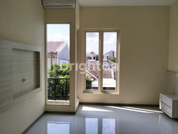 image RUMAH MEWAH 2LT SEMI FURNISHED DI PONDOK TJANDRA, SHM, 4KT (4)