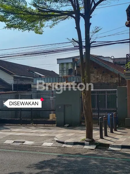 RUMAH BESAR SIAP HUNI DENGAN FASILITAS LENGKAP.