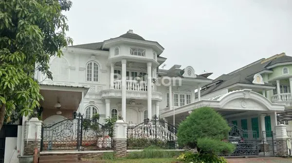 image RUMAH MEWAH SIAP HUNI DI PINGGIR JALAN UTAMA KOTA WISATA (1)