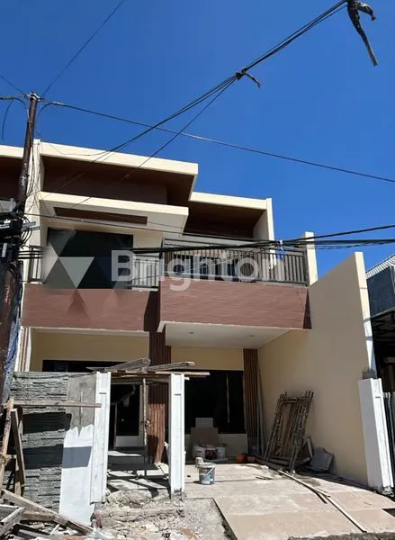 image RUMAH 2 LANTAI LOKASI STRATEGIS DEKAT PAKUWON CITY MALL PAKUWON CITY KENJERAN MERR MULYOSARI SUTOREJO (1)