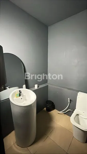 image DISEWAKAN RUANG KANTOR STRATEGIS DI PINGGIR JALAN RAYA CANGGU ( RUANG 106 ) (4)