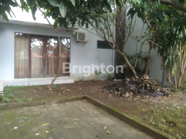 image RUMAH TINGGAL 2 LANTAI DENGAN TAMAN DI KOMPLEK PERUMAHAN DIAREA DENPASAR BARAT  (2)