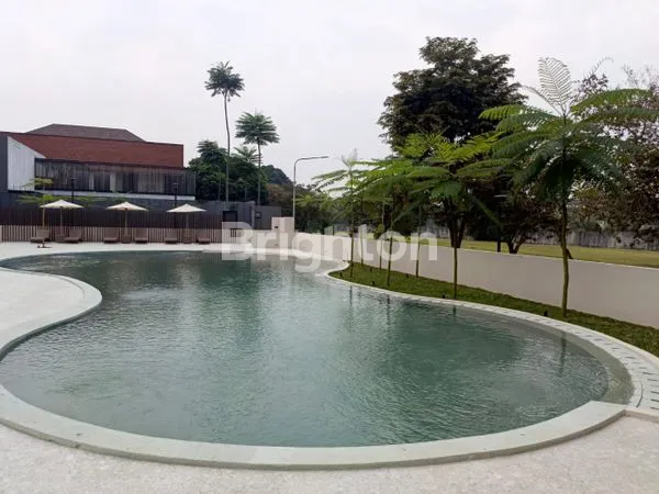 image RUMAH MEWAH 2 LANTAI – SIAP HUNI, LENGKAP DENGAN KOLAM RENANG PRIBADI! (8)