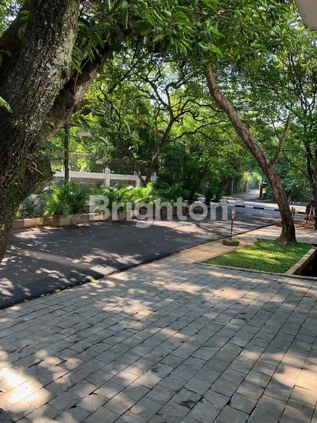 image RUMAH MEWAH FASILITAS KOLAM RENANG BAGUS SIAP HUNI KEBAYORAN BARU JAKARTA SELATAN (2)