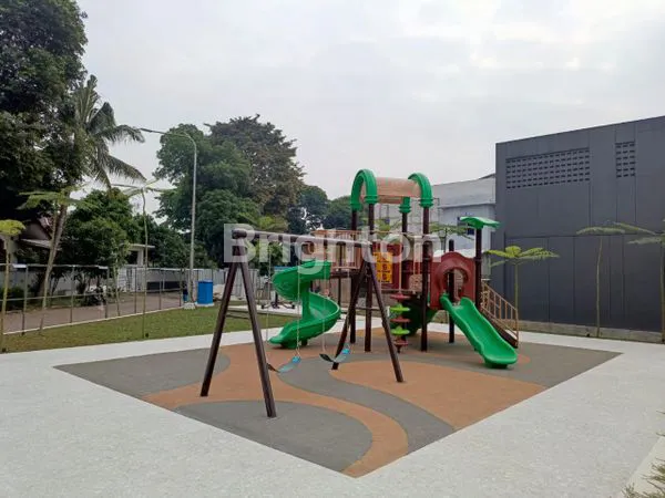 image RUMAH MEWAH 2 LANTAI – SIAP HUNI, LENGKAP DENGAN KOLAM RENANG PRIBADI! (6)