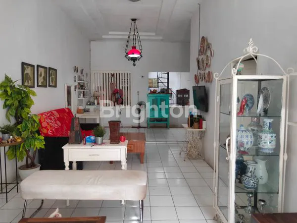 image RUMAH 2 LANTAI BERGAYA TROPIS DI MEDAN JOHOR (2)