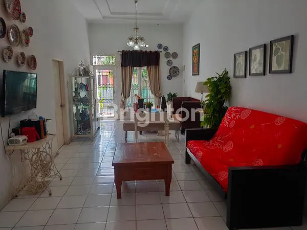 image RUMAH 2 LANTAI BERGAYA TROPIS DI MEDAN JOHOR (3)