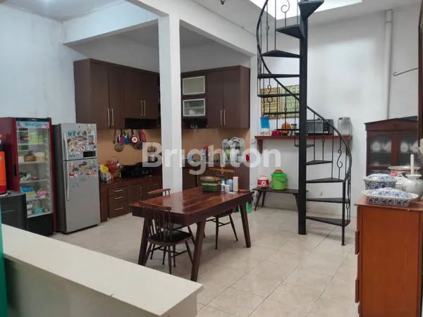 image RUMAH 2 LANTAI BERGAYA TROPIS DI MEDAN JOHOR (4)