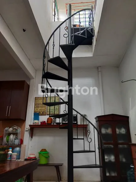 image RUMAH 2 LANTAI BERGAYA TROPIS DI MEDAN JOHOR (7)