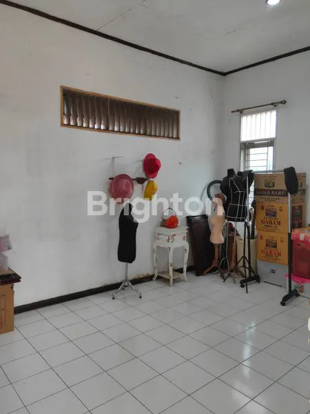 image RUMAH 2 LANTAI BERGAYA TROPIS DI MEDAN JOHOR (8)