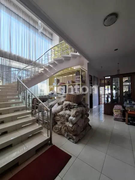 image SOLO KRATONAN RUMAH ISTIMEWA LUAS DAN AKSES TENGAH KOTA (2)