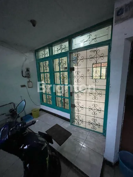 image RUMAH CANTIK SIAP HUNI JELAMBAR  BARU JAKARTA BARAT (3)