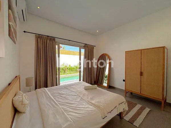 image DI SEWAKAN UMALAS – VILLA 2 KAMAR TIDUR HANYA 1 MENIT JALAN KAKI KE 7AM CAFé  (2)