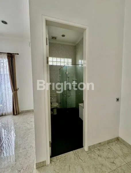 image RUMAH MEWAH 2 LANTAI DI MERUYA SELATAN LT 500M² SHM STRATEGIS (3)