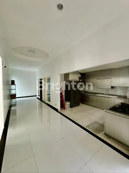 image RUMAH MEWAH 2 LANTAI DI MERUYA SELATAN LT 500M² SHM STRATEGIS (4)