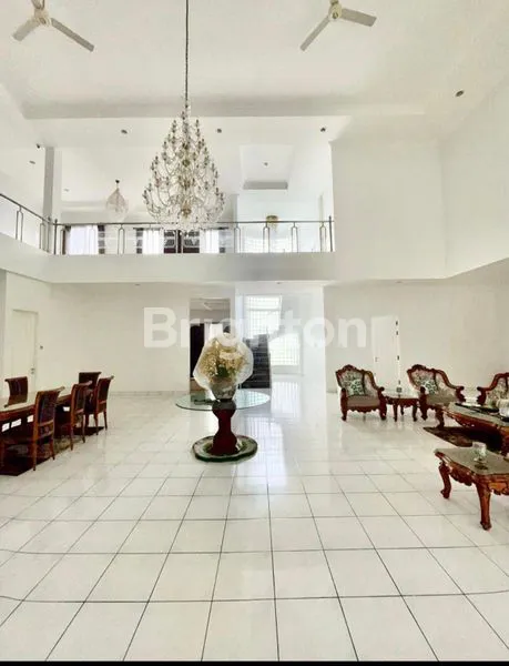 image RUMAH MEWAH 2 LANTAI DI MERUYA SELATAN LT 500M² SHM STRATEGIS (7)