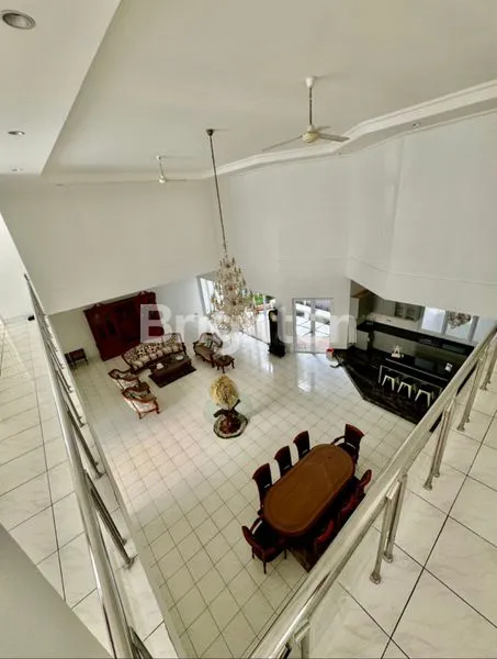 image RUMAH MEWAH 2 LANTAI DI MERUYA SELATAN LT 500M² SHM STRATEGIS (8)