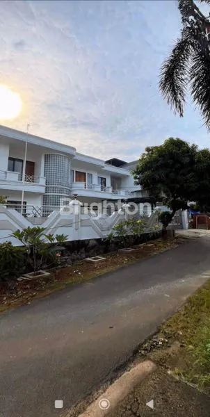 image RUMAH MEWAH 2 LANTAI DI MERUYA SELATAN LT 500M² SHM STRATEGIS (1)