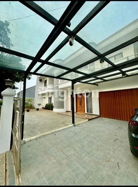 image RUMAH MEWAH 2 LANTAI DI MERUYA SELATAN LT 500M² SHM STRATEGIS (2)