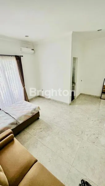 image RUMAH MEWAH 2 LANTAI DI MERUYA SELATAN LT 500M² SHM STRATEGIS (5)